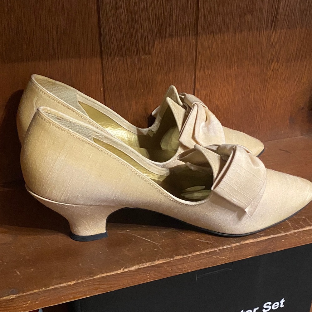 Elegant Bridgerton like Cream Bow Women Shoes